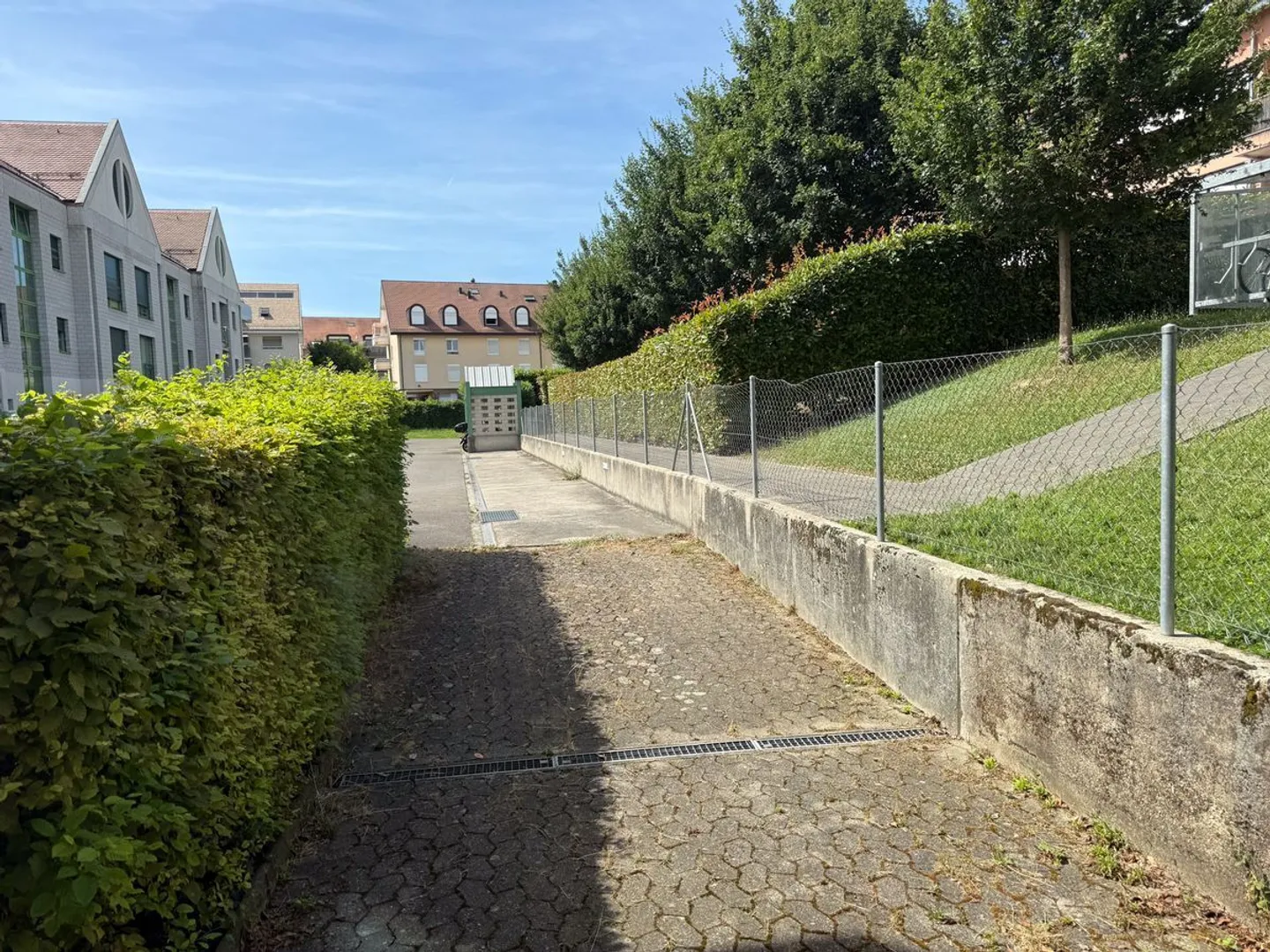 Vielseitiger Gewerberaum von 122m2 mit Keller und Parkplätzen - Foto 8 von 13