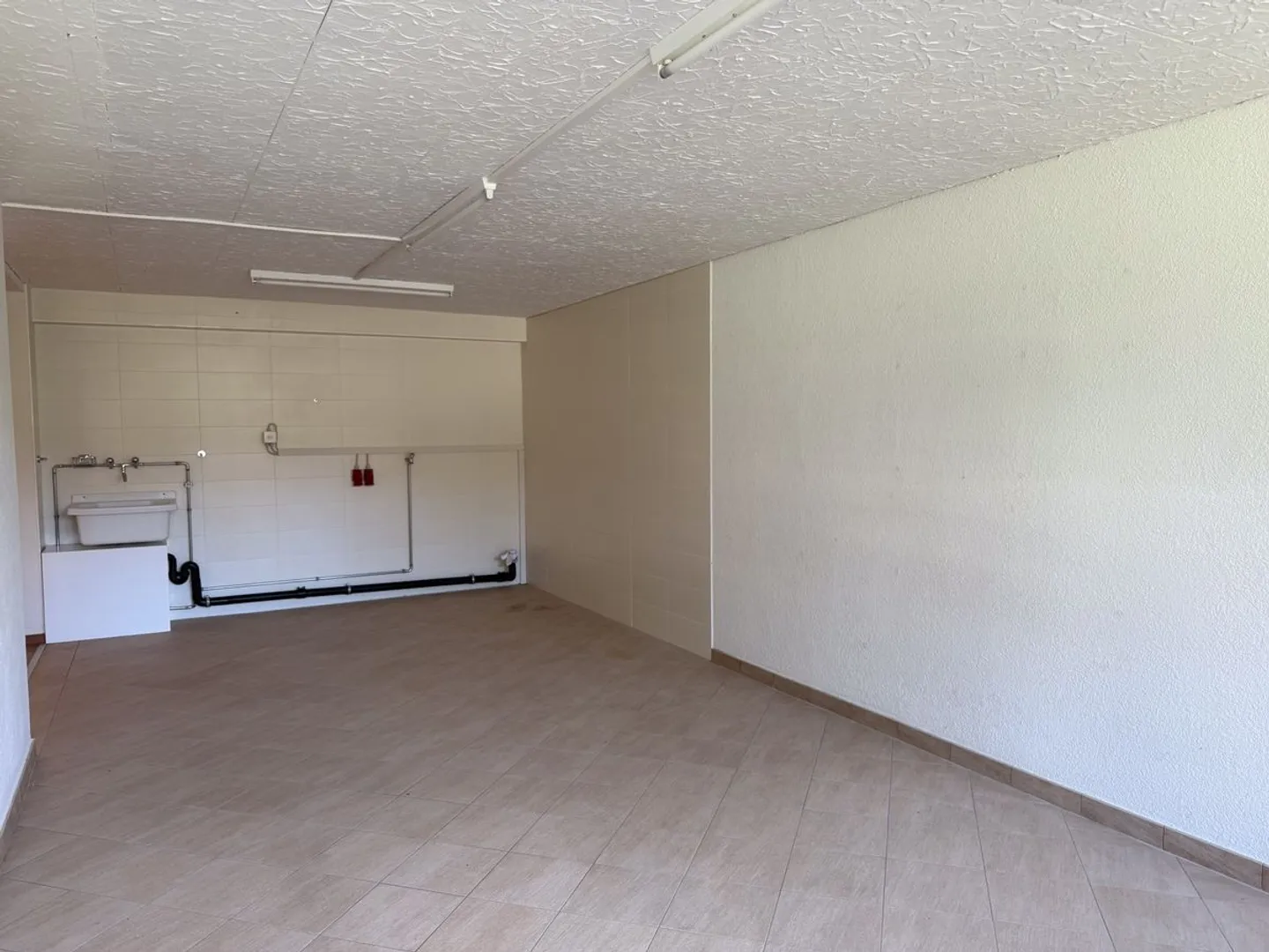 Vielseitiger Gewerberaum von 122m2 mit Keller und Parkplätzen - Foto 9 von 13