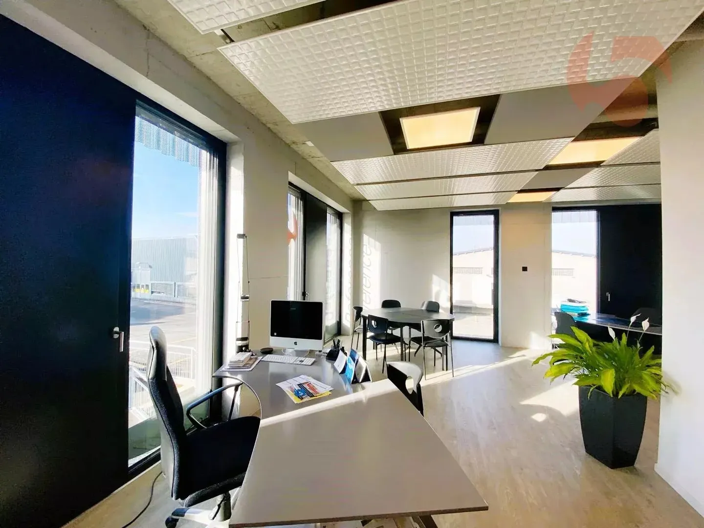 34 m2 office equipped for 2-3 workstations with shared conference room - Photo 2 of 11