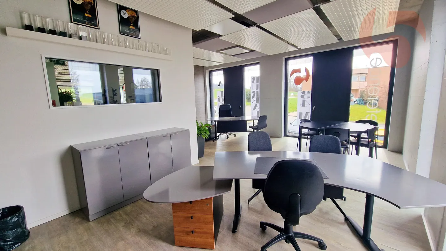 34 m2 office equipped for 2-3 workstations with shared conference room - Photo 3 of 11