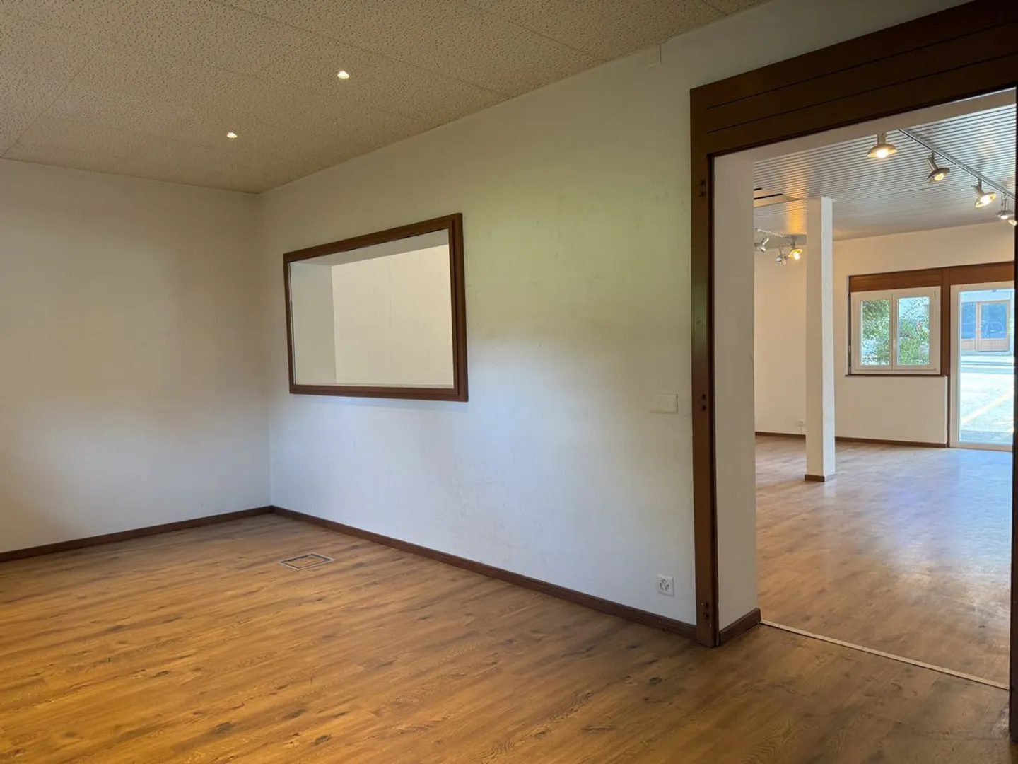 Vielseitiger Gewerberaum von 122m2 mit Keller und Parkplätzen - Foto 10 von 13