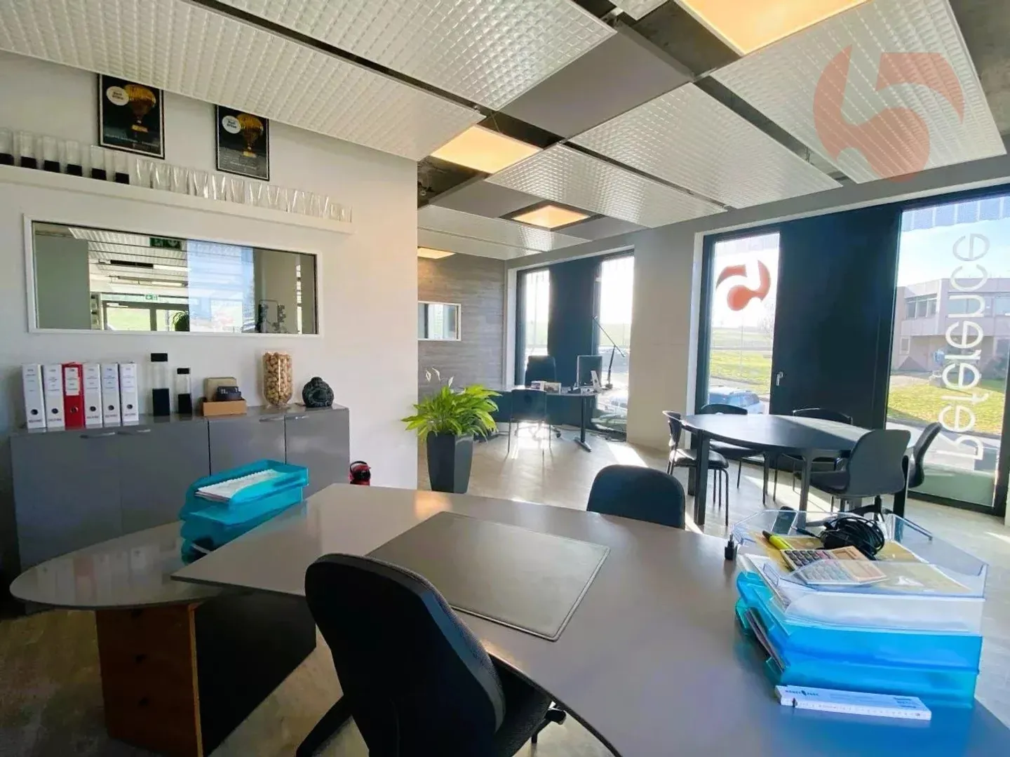 34 m2 office equipped for 2-3 workstations with shared conference room - Photo 4 of 11