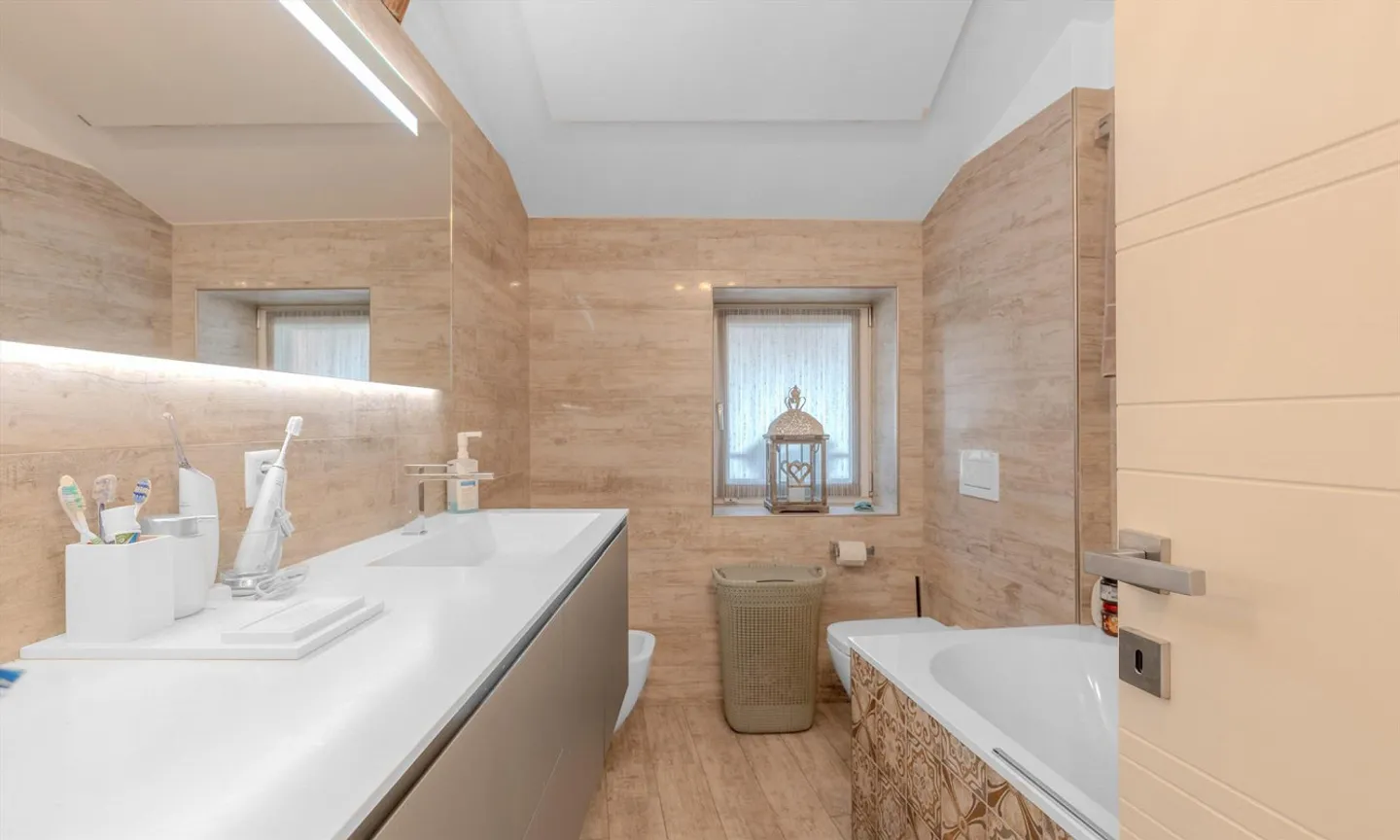 SUPERBE ET SPACIEUSE VILLA DE CHARME DE 5,5 PIÈCES À MELIDE - Photo 8 sur 9