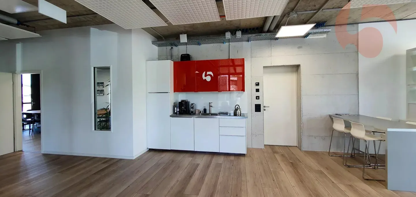 34 m2 office equipped for 2-3 workstations with shared conference room - Photo 7 of 11