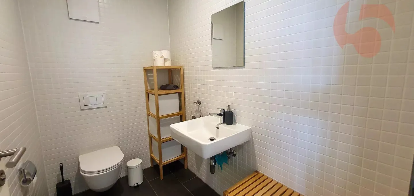 34 m2 office equipped for 2-3 workstations with shared conference room - Photo 8 of 11