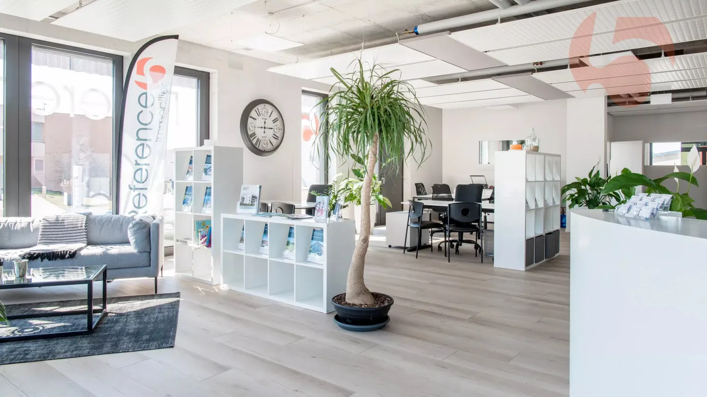 34 m2 office equipped for 2-3 workstations with shared conference room - Photo 11 of 11