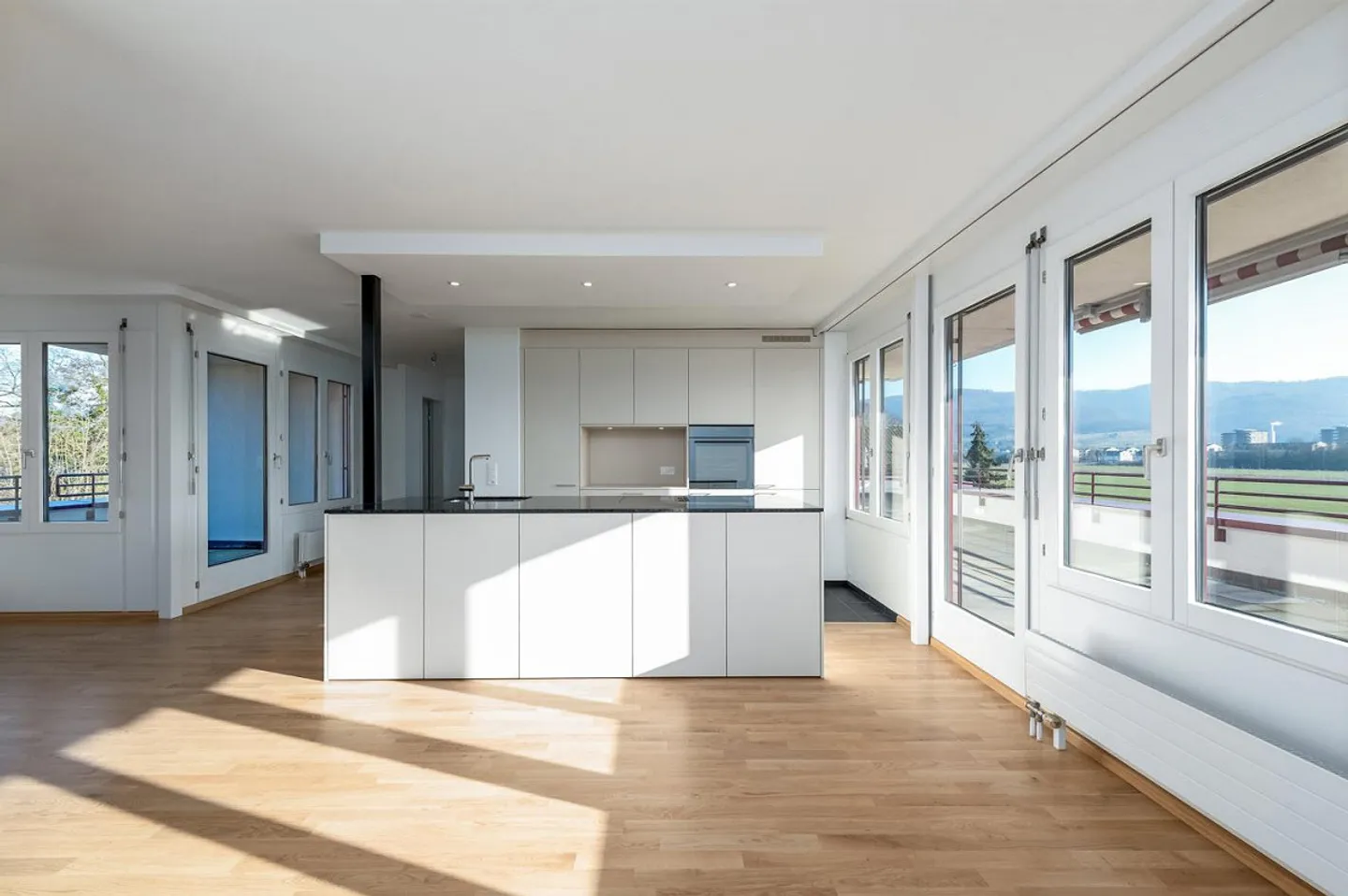Appartamento recentemente ristrutturato con vista sul verde in affitto - Foto 3 di 10