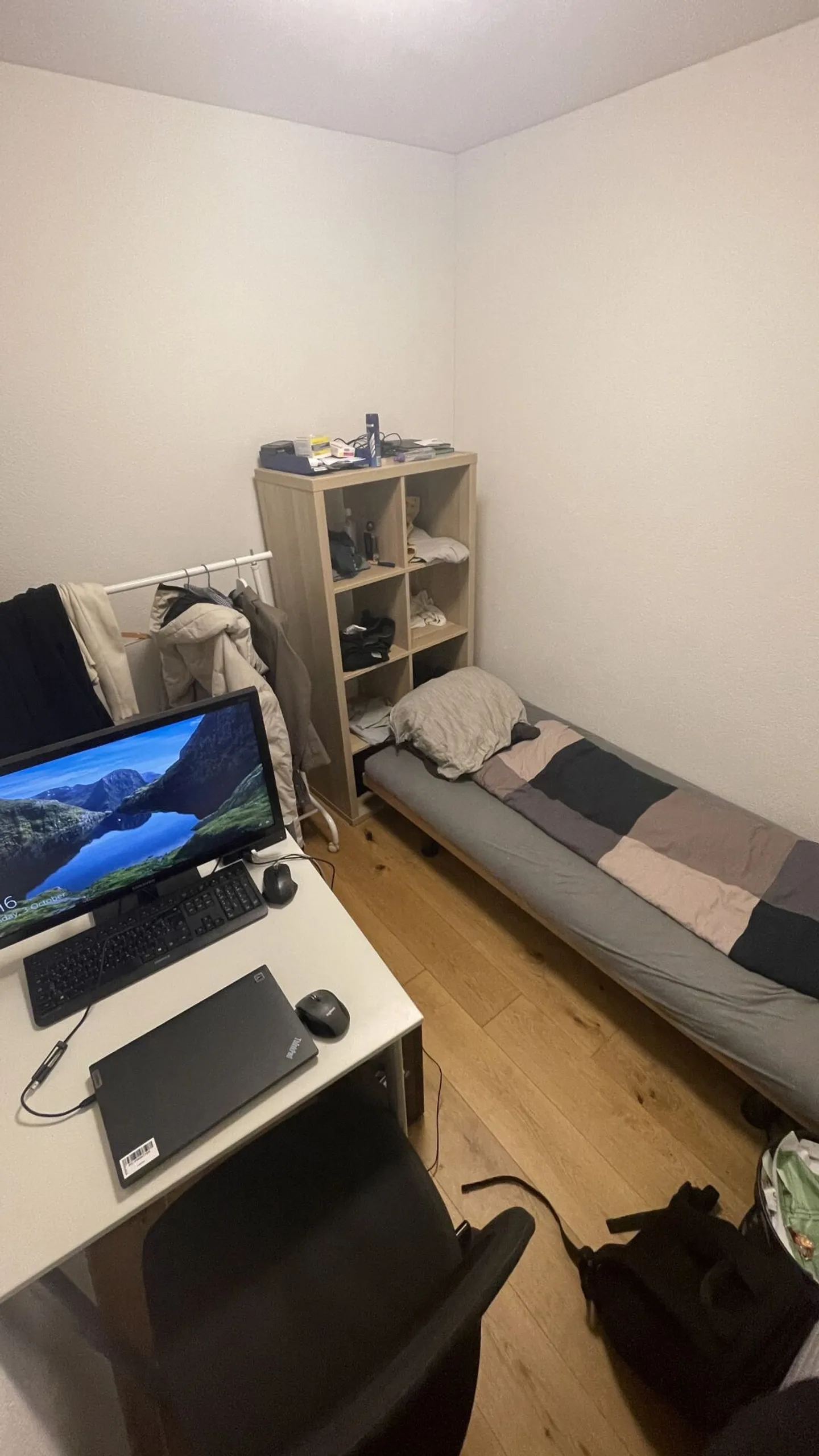 Chambre partagée compacte et meublée dans le quartier du théâtre, 2ème étage Chambre 4 - Photo 2 sur 8