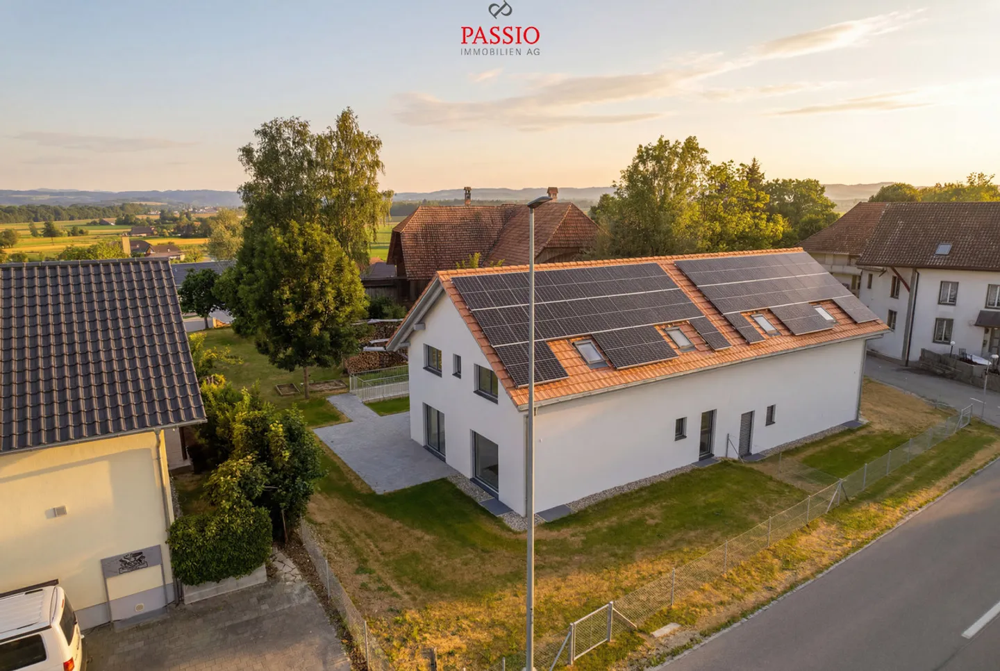 Maison individuelle jumelée exclusive de 6,5 pièces avec jardin spacieux - Photo 2 sur 47