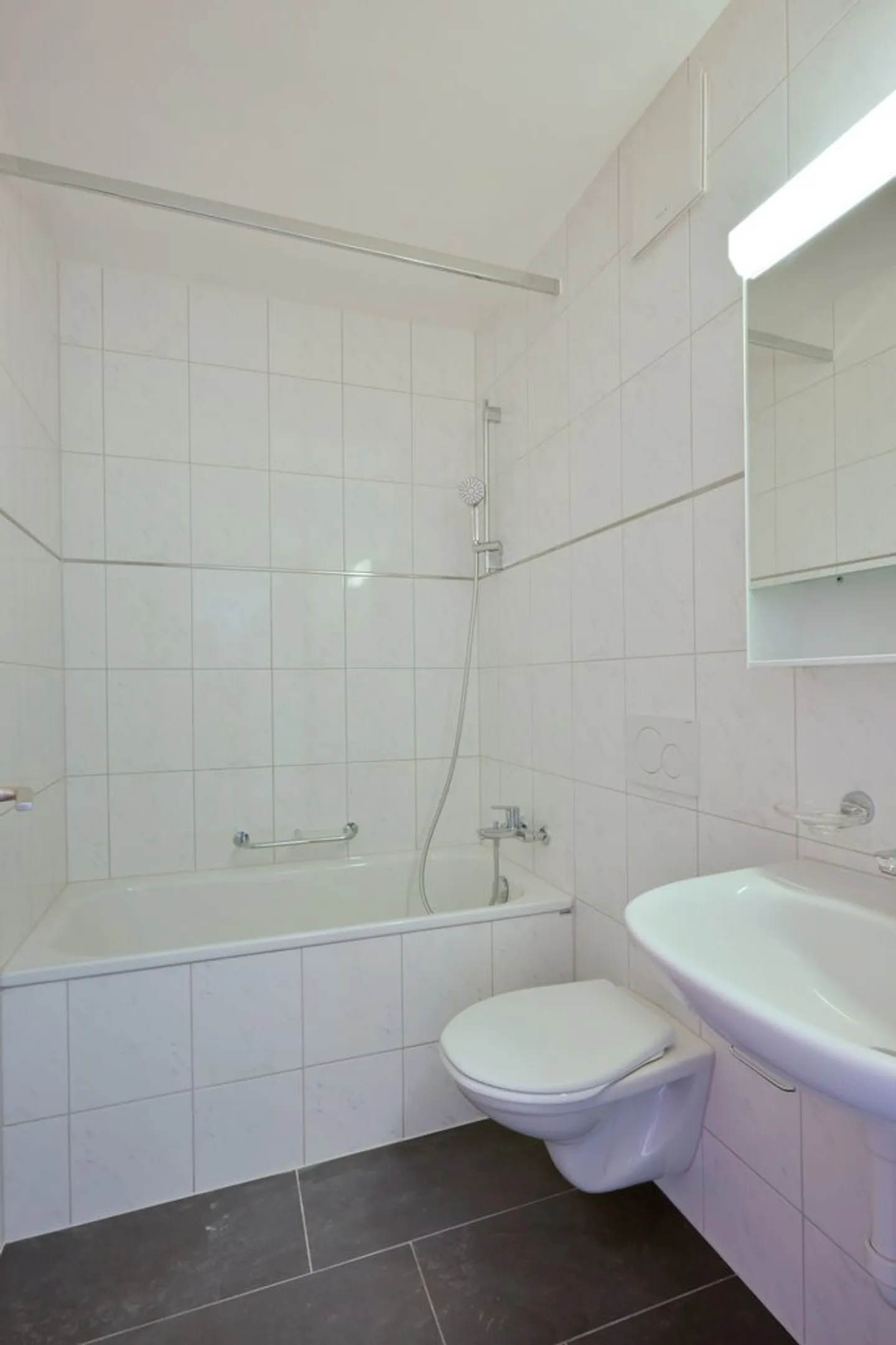 Apartment seeks singles or couples! - Photo 7 of 7