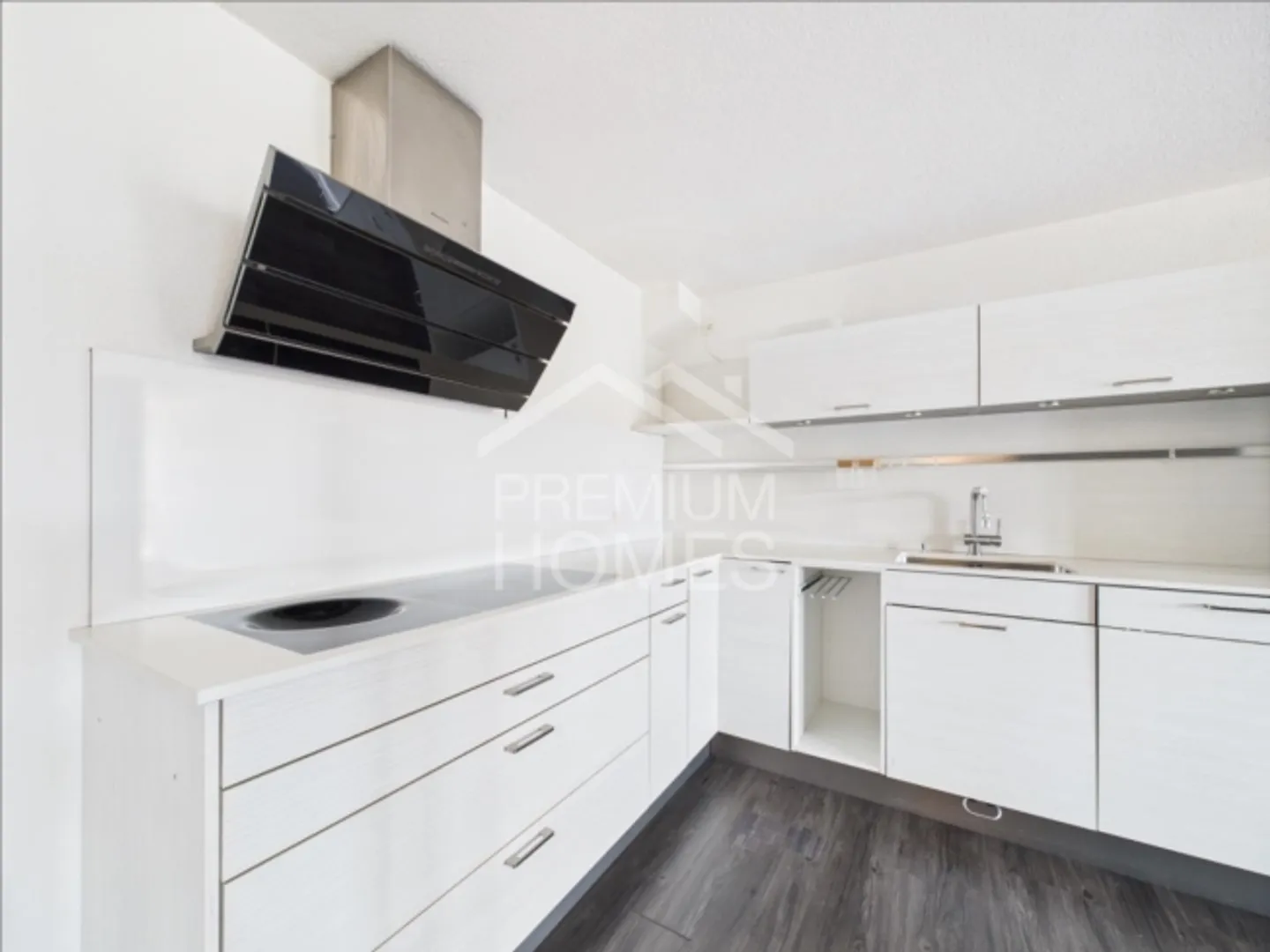 Terraced House with Terrace, Balcony & Dream Location - Photo 2 of 4