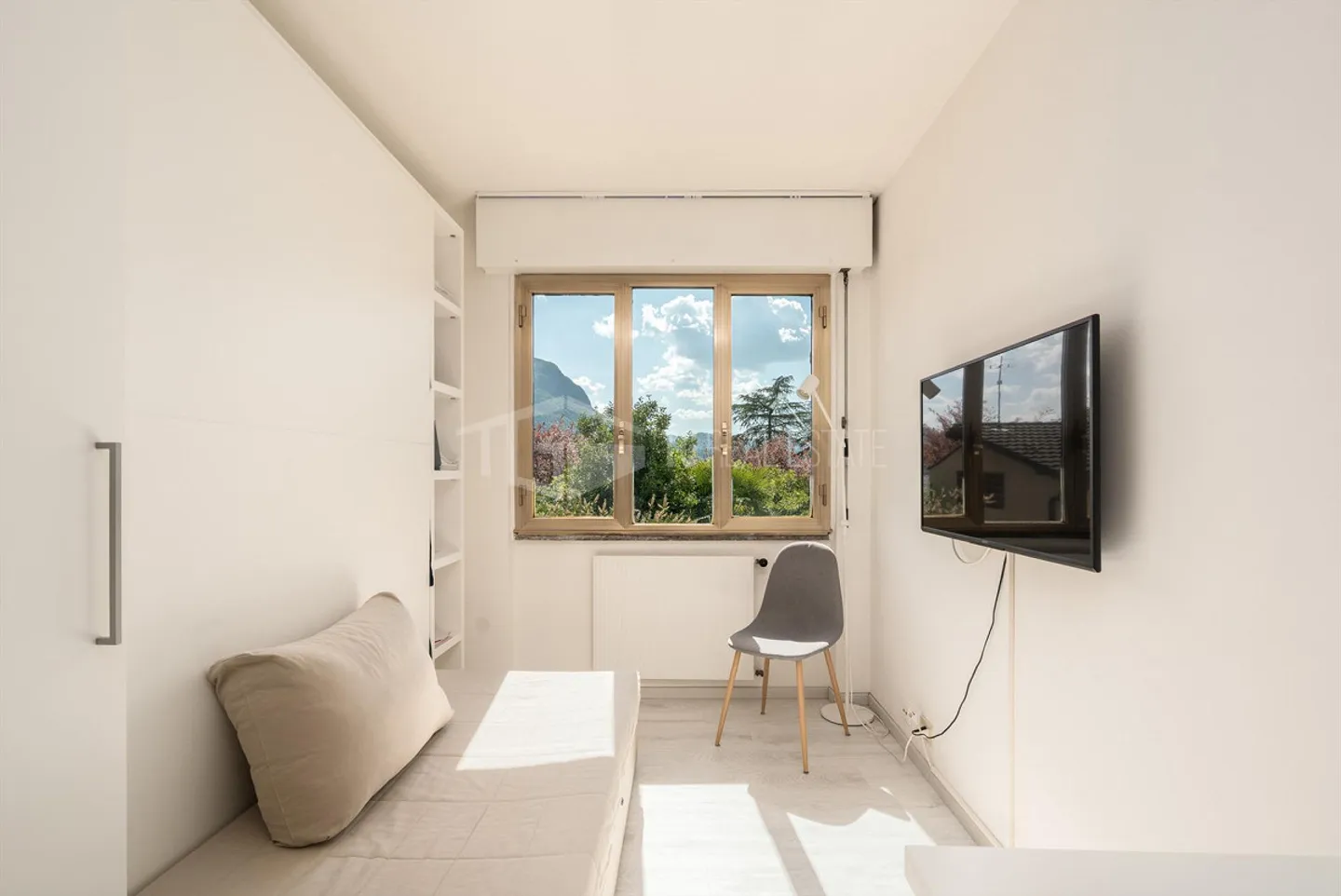 Bright one-room apartment with 25 m2 and lake view - Photo 1 of 8