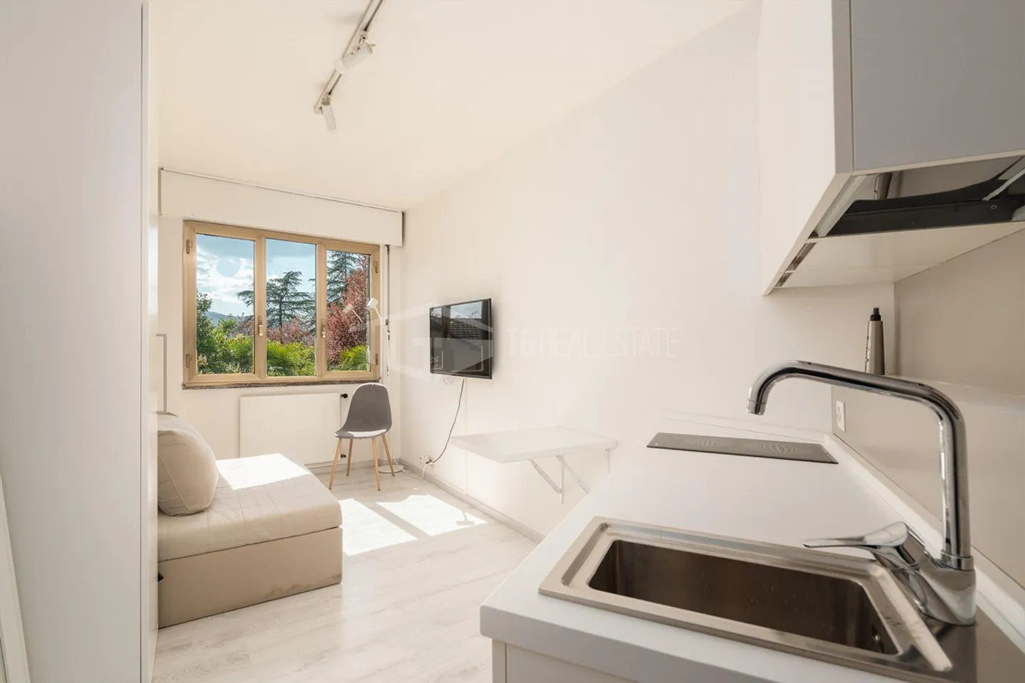 Bright one-room apartment with 25 m2 and lake view - Photo 2 of 8