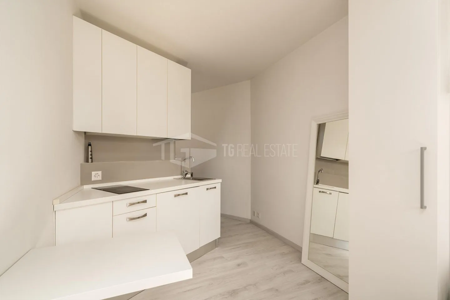 Bright one-room apartment with 25 m2 and lake view - Photo 3 of 8