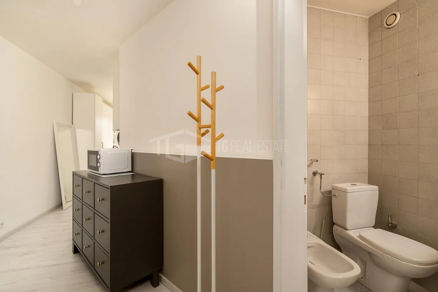 Bright one-room apartment with 25 m2 and lake view - Photo 4 of 8