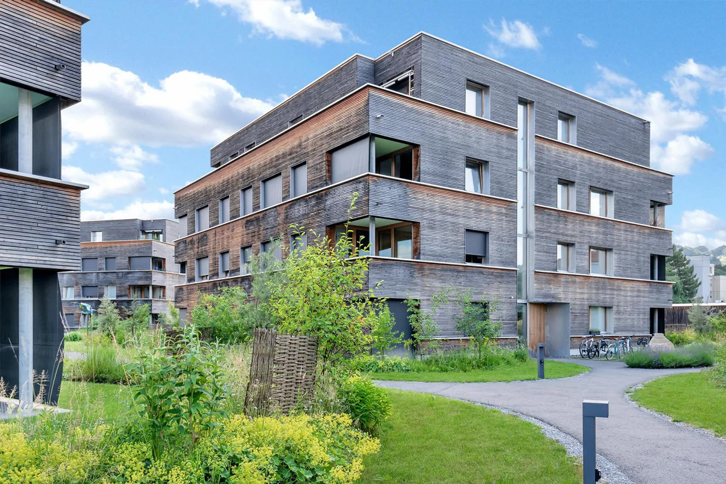 Modern 3.5-room apartment with a panoramic view in the Bommert development - Photo 1 of 9