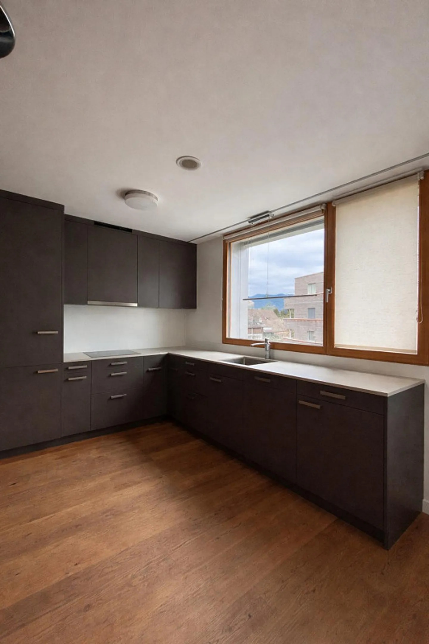 Modern 3.5-room apartment with a panoramic view in the Bommert development - Photo 3 of 9