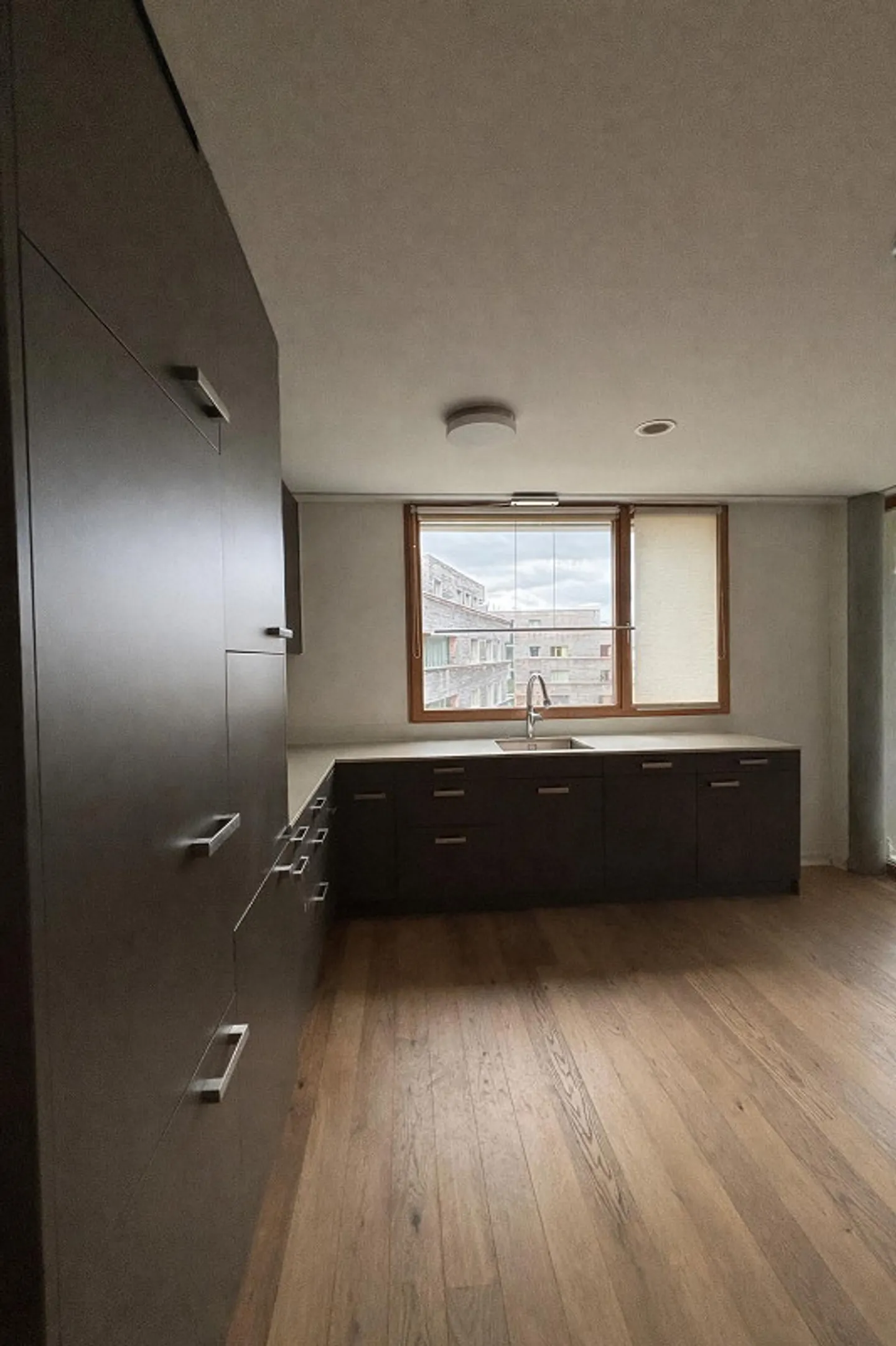 Modern 3.5-room apartment with a panoramic view in the Bommert development - Photo 4 of 9