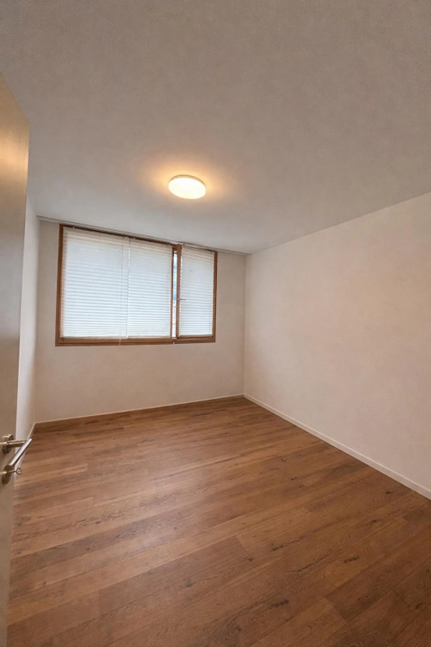 Modern 3.5-room apartment with a panoramic view in the Bommert development - Photo 6 of 9