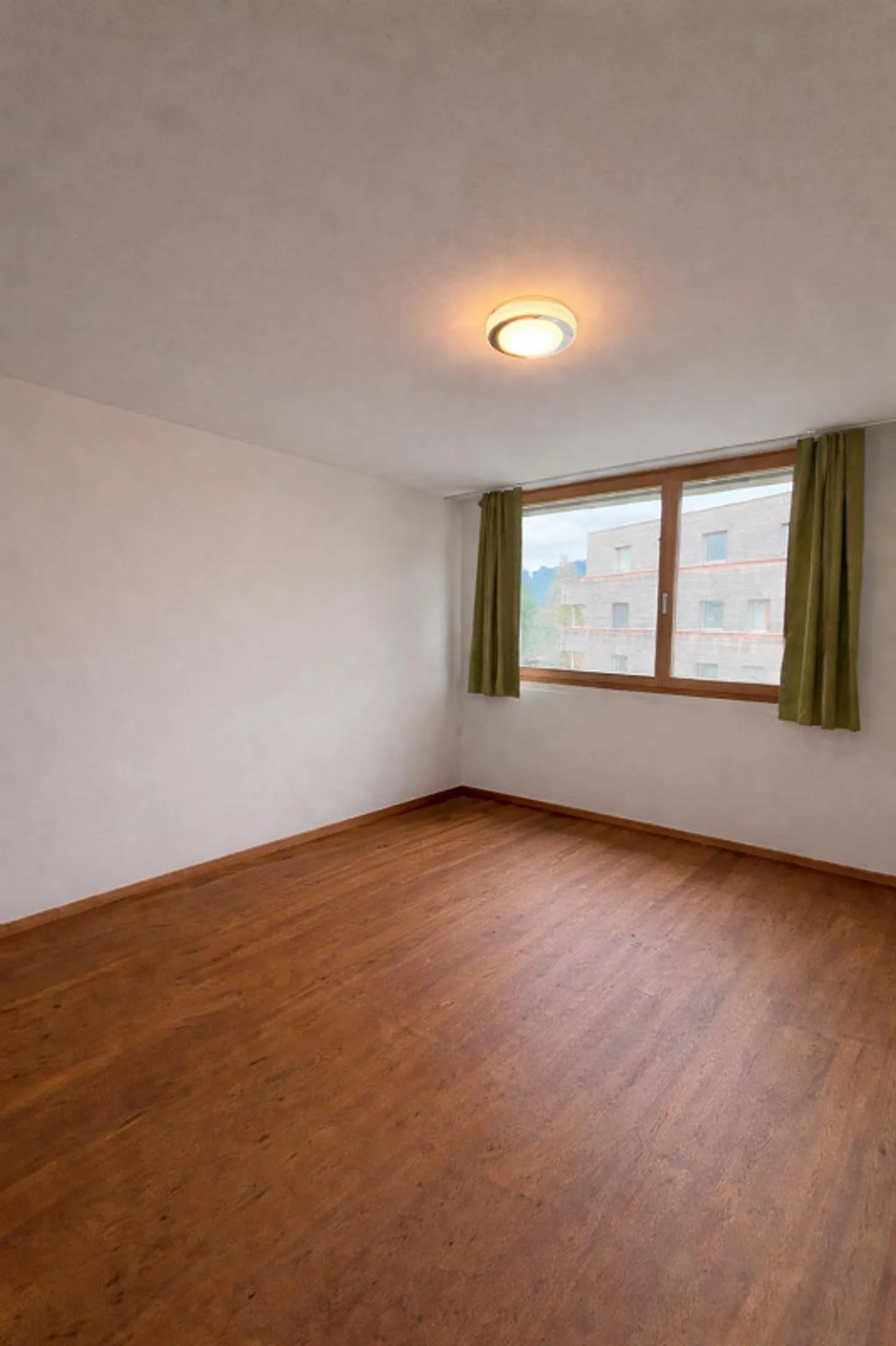 Modern 3.5-room apartment with a panoramic view in the Bommert development - Photo 7 of 9