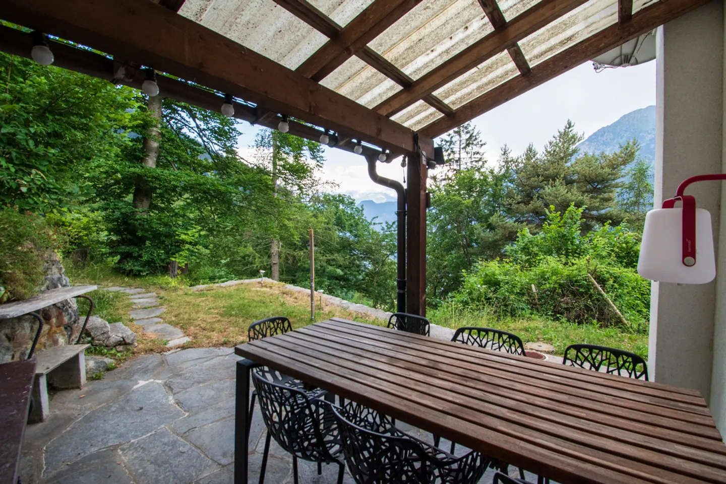 Magnificent renovated chalet on a plot of 3,932 m2 - Photo 4 of 14