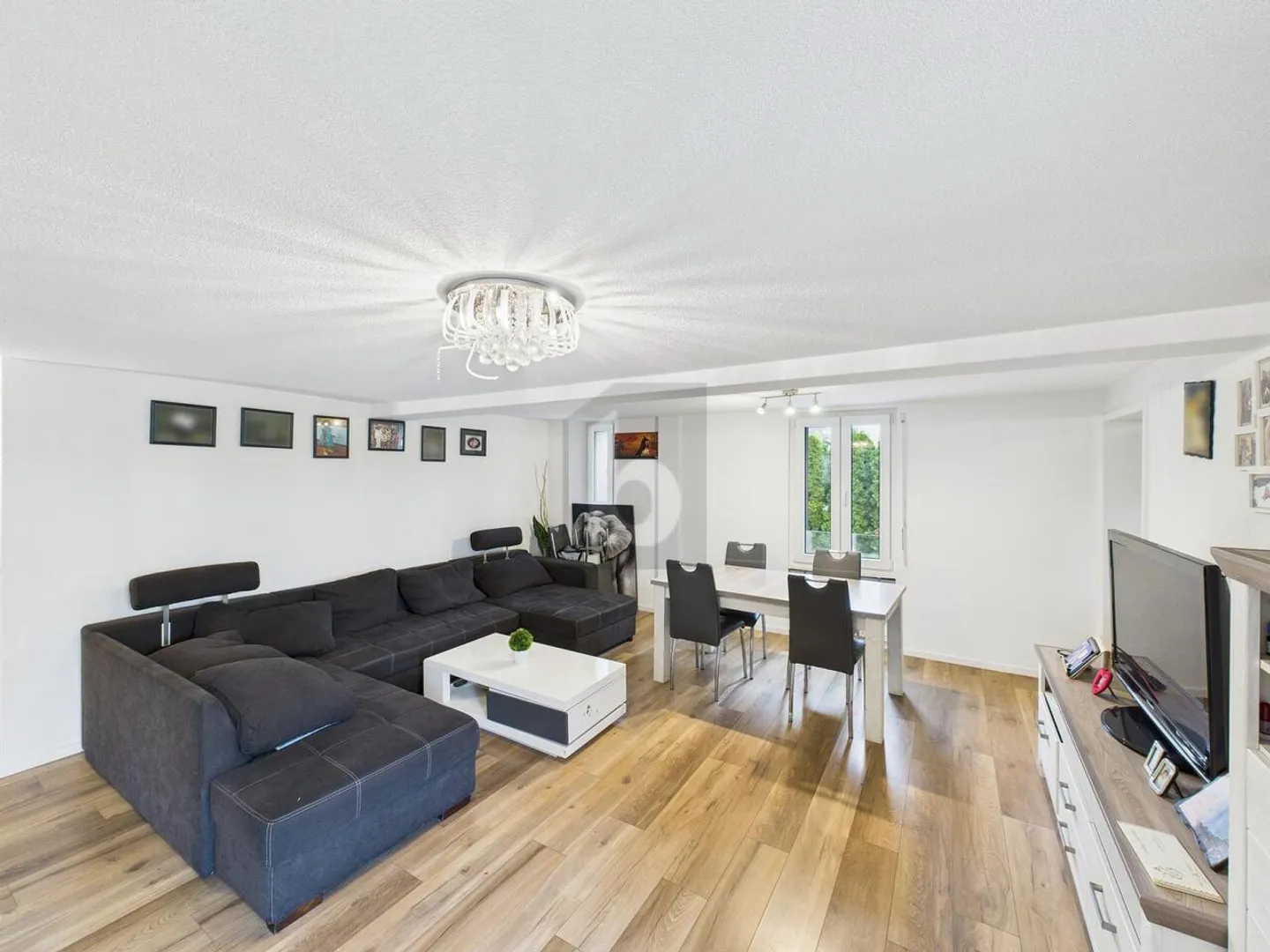 EXCELLENT, FRESHLY RENOVATED INVESTMENT PROPERTY - Photo 2 of 6