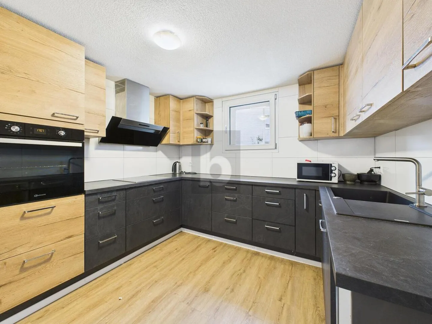 EXCELLENT, FRESHLY RENOVATED INVESTMENT PROPERTY - Photo 4 of 6