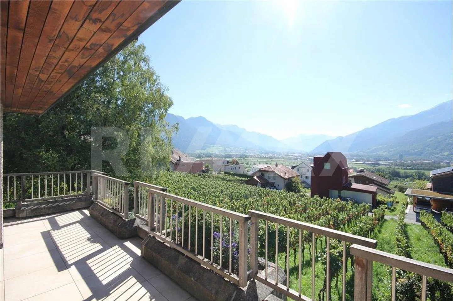 Living in the vineyards of Malans - Majestic single-family home - Photo 10 of 12