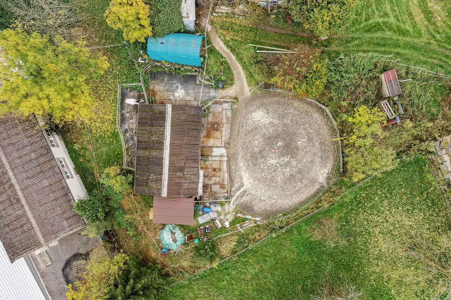 Multi-family house with two 4.5 room apartments (needs renovation)... - Photo 1 of 9