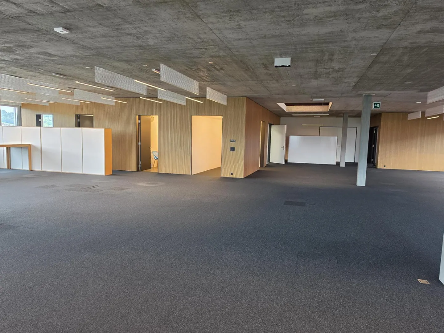 Espace de bureau et de services avec vue - Photo 2 sur 13