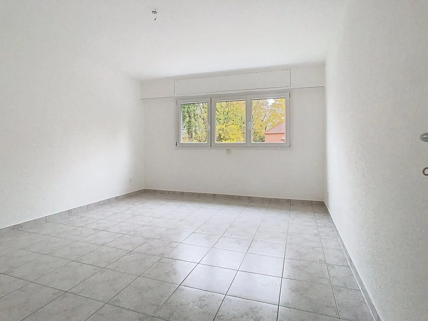 SPACIOUS ACCOMMODATION IN A GOOD LOCATION - Photo 2 of 12