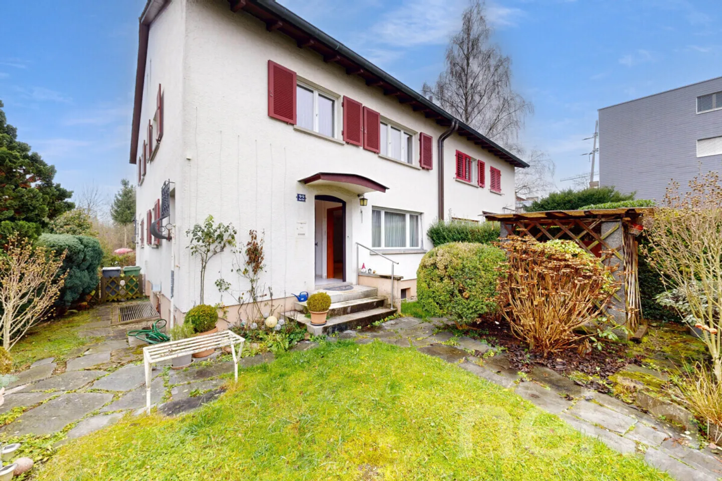 Casa angolare di 4,5 stanze con potenziale di espansione in posizione privilegiata - Foto 1 di 8