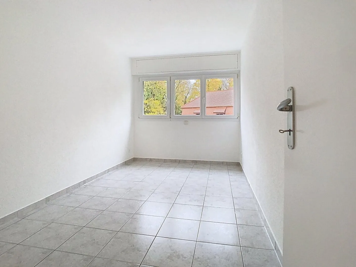 SPACIOUS ACCOMMODATION IN A GOOD LOCATION - Photo 3 of 12