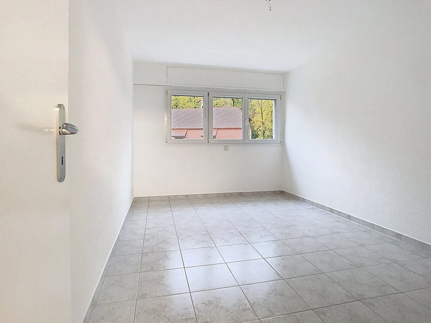 SPACIOUS ACCOMMODATION IN A GOOD LOCATION - Photo 4 of 12