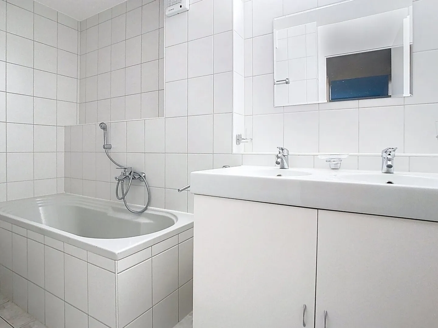 SPACIOUS ACCOMMODATION IN A GOOD LOCATION - Photo 5 of 12