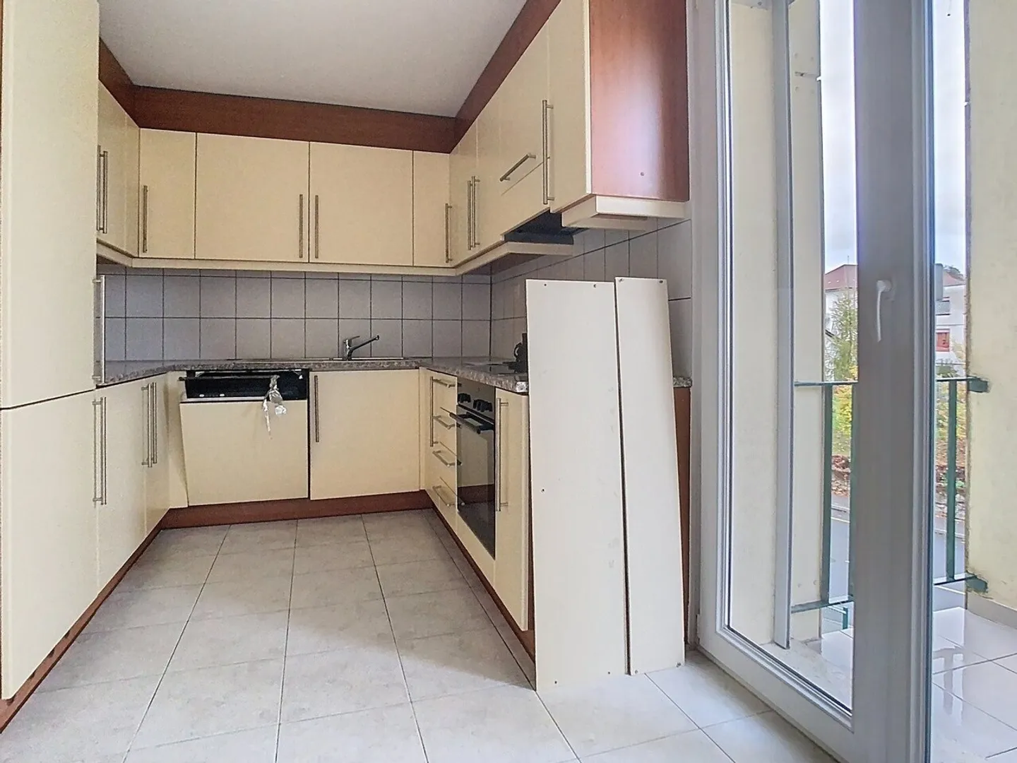 SPACIOUS ACCOMMODATION IN A GOOD LOCATION - Photo 7 of 12