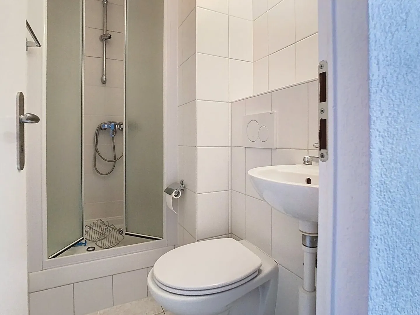 SPACIOUS ACCOMMODATION IN A GOOD LOCATION - Photo 6 of 12