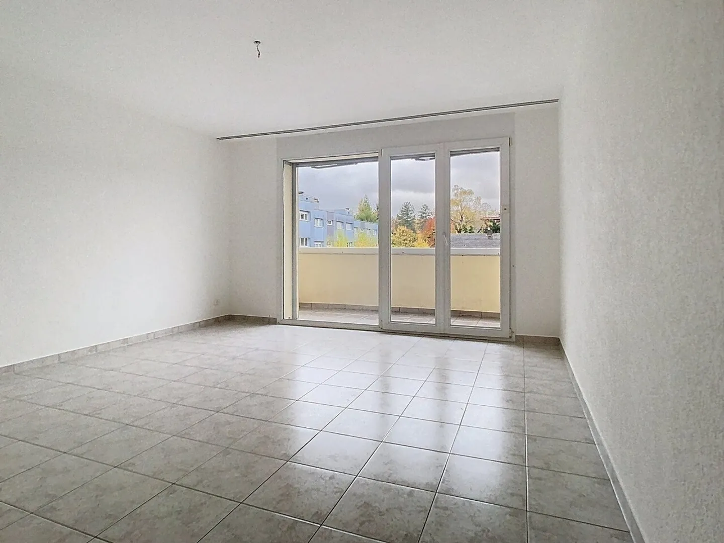 SPACIOUS ACCOMMODATION IN A GOOD LOCATION - Photo 9 of 12