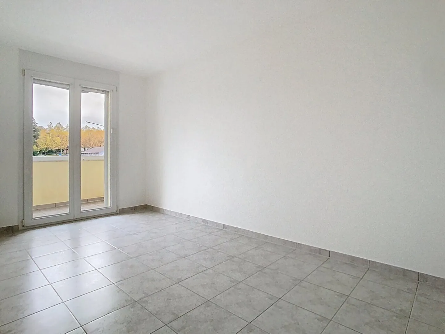 SPACIOUS ACCOMMODATION IN A GOOD LOCATION - Photo 10 of 12