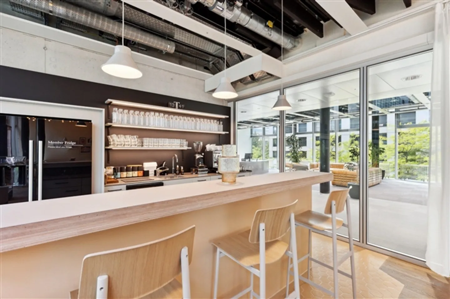 Your new office directly at Oerlikon train station – Flexible & modern office space in FlexOffice Zurich Dino - Photo 2 of 11