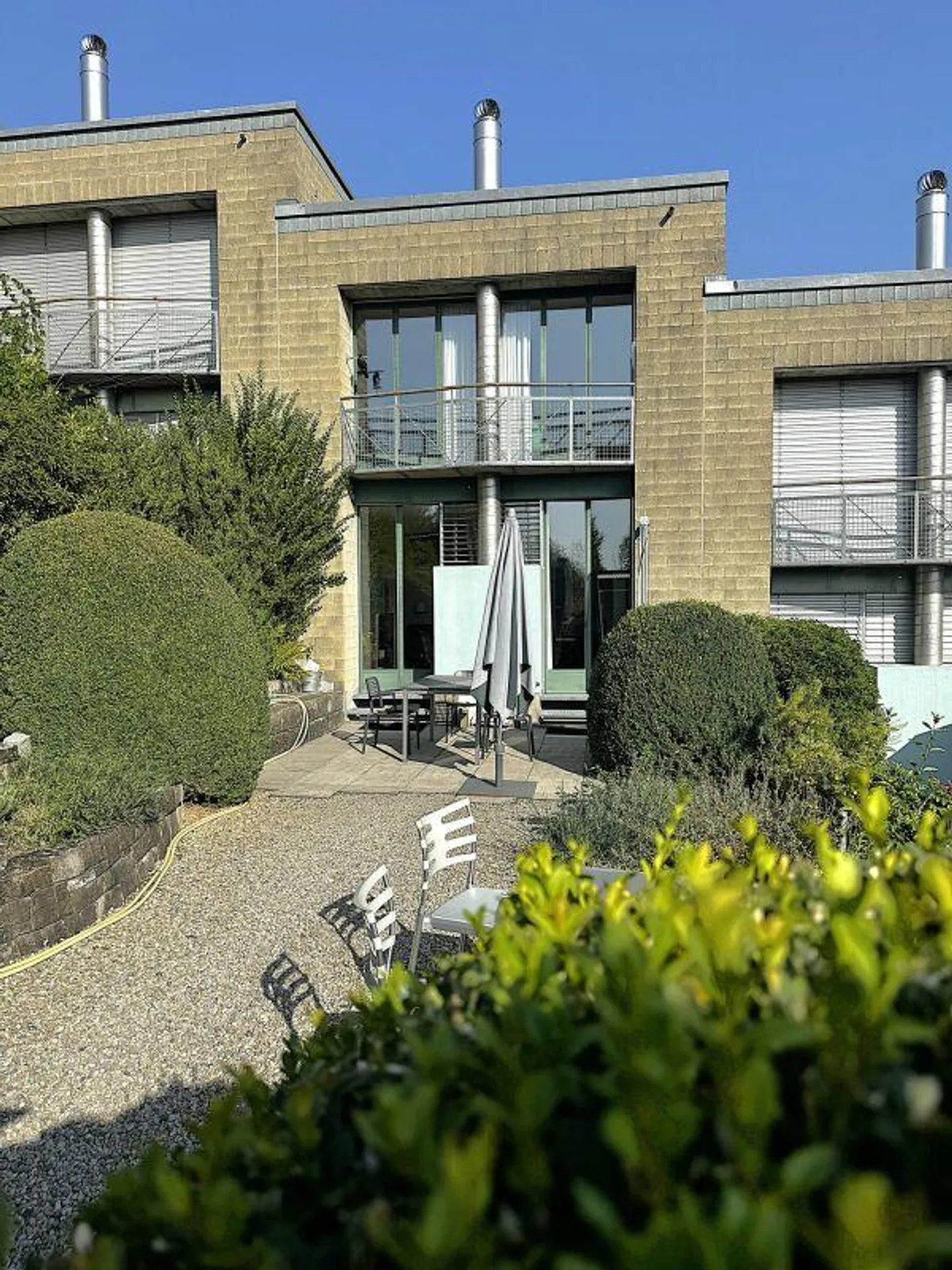 Zeitlose Architektur trifft auf überraschende Wohnqualität - Photo 5 sur 28