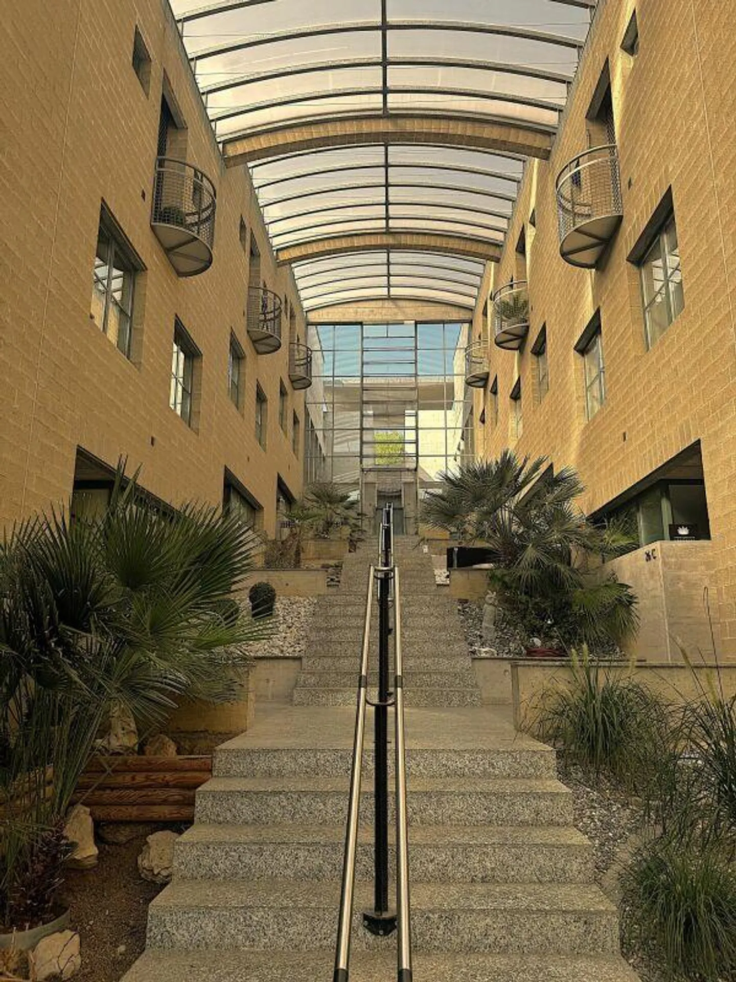 Zeitlose Architektur trifft auf überraschende Wohnqualität - Photo 6 sur 28