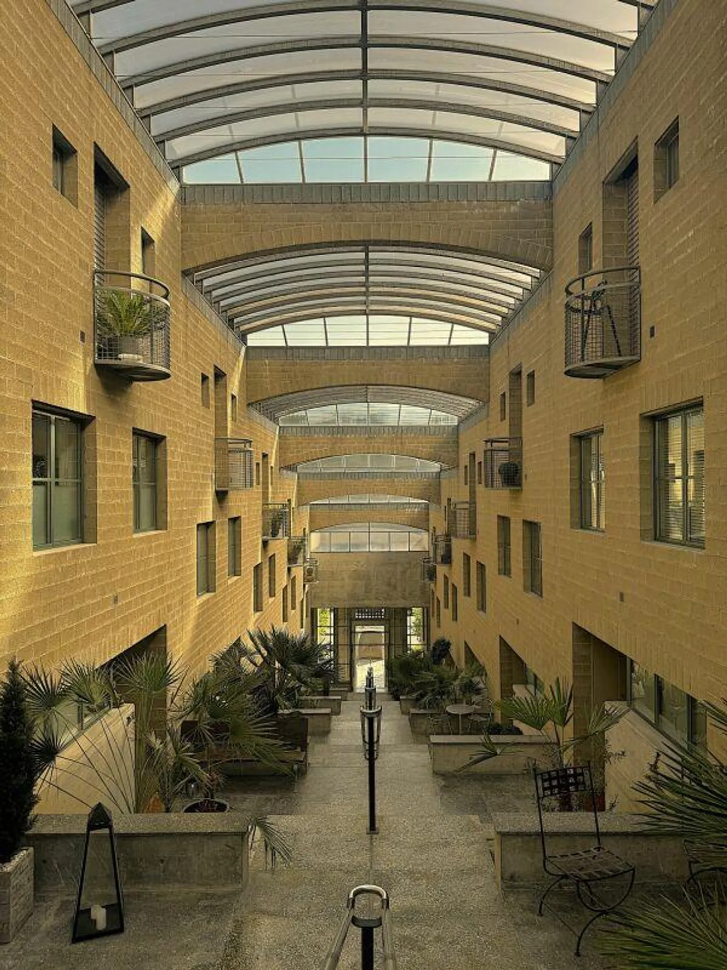 Zeitlose Architektur trifft auf überraschende Wohnqualität - Photo 8 sur 28