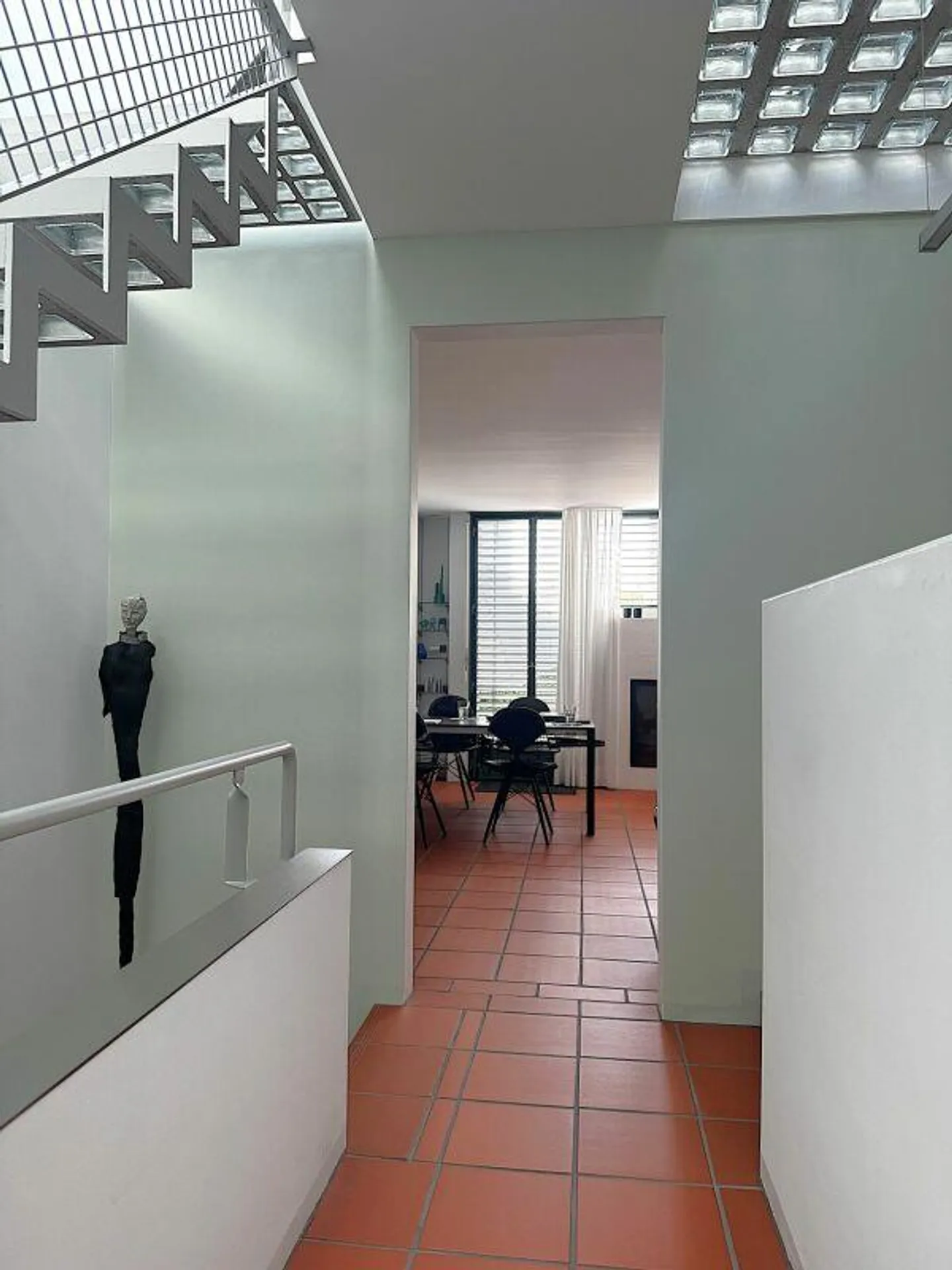 Zeitlose Architektur trifft auf überraschende Wohnqualität - Photo 17 sur 28