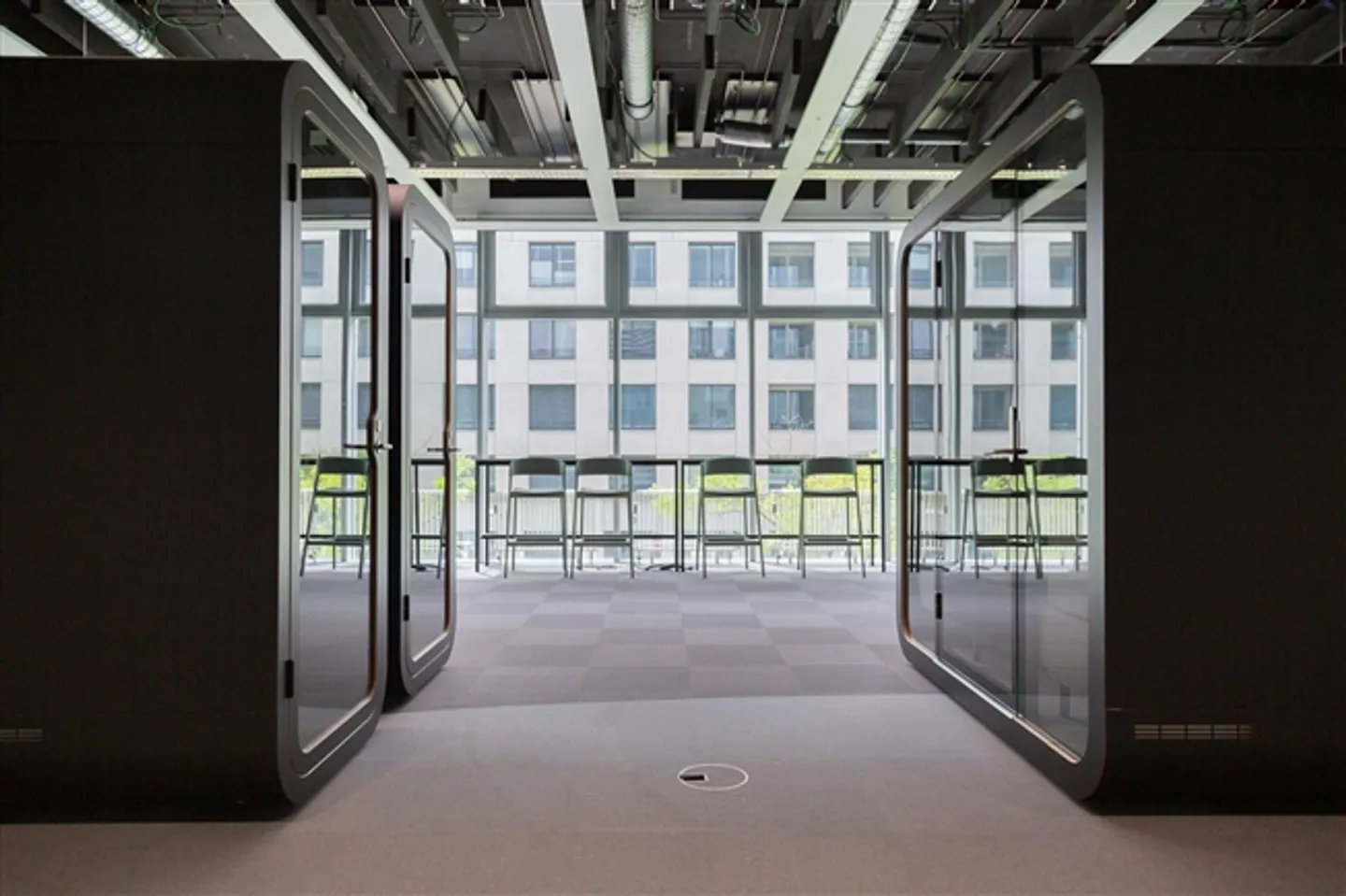 Your new office directly at Oerlikon train station – Flexible & modern office space in FlexOffice Zurich Dino - Photo 11 of 11