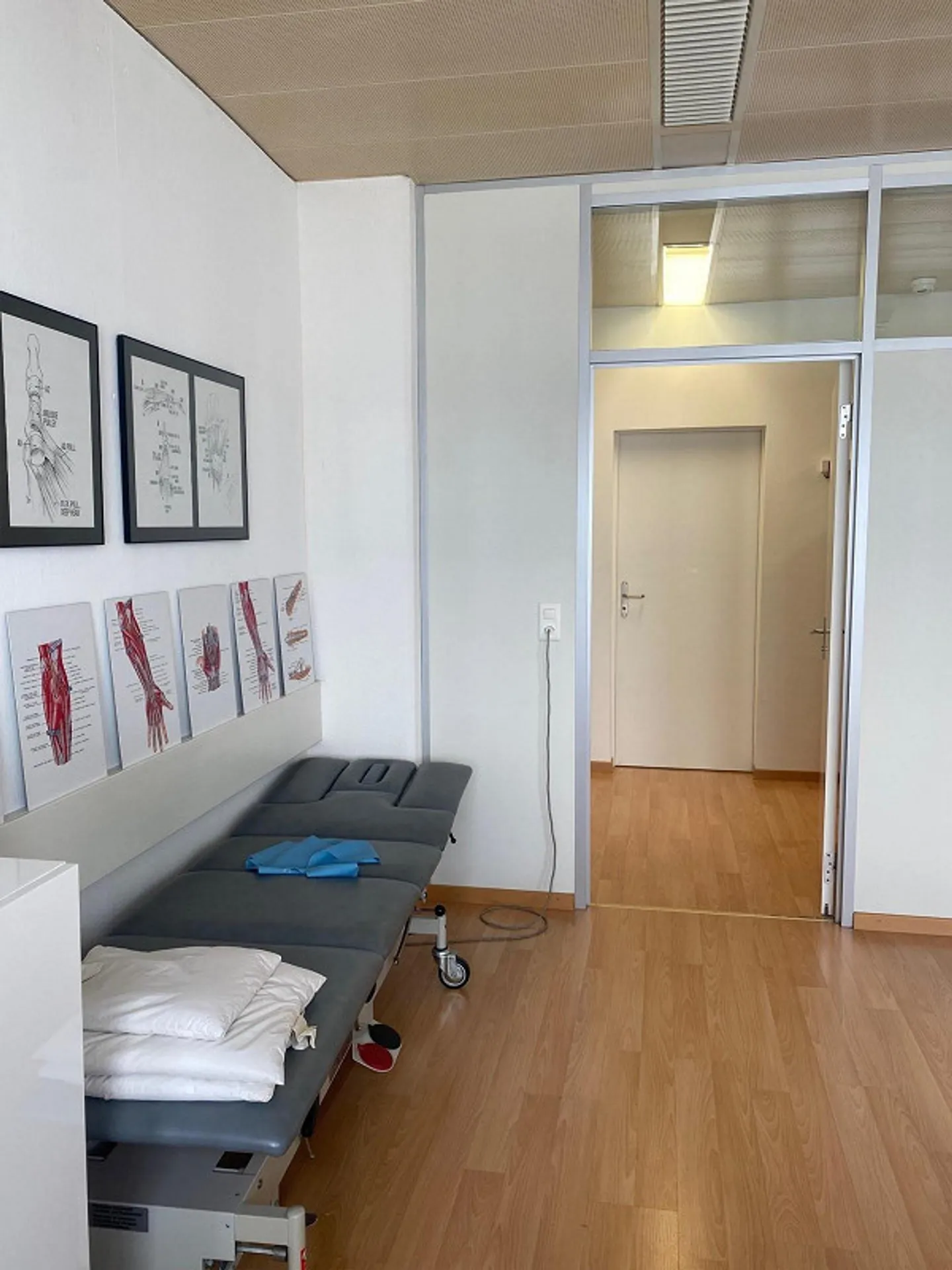 Espace commercial lumineux (50 m²) à Weisslingen - Photo 2 sur 5