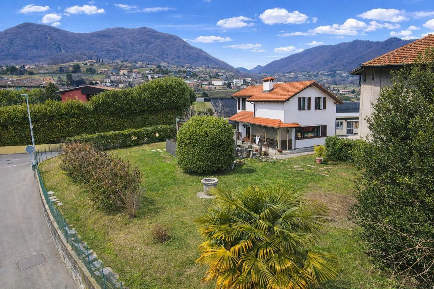 Einfamilienhaus mit Rustico, großem Garten und privatem Platz - Foto 1 von 25