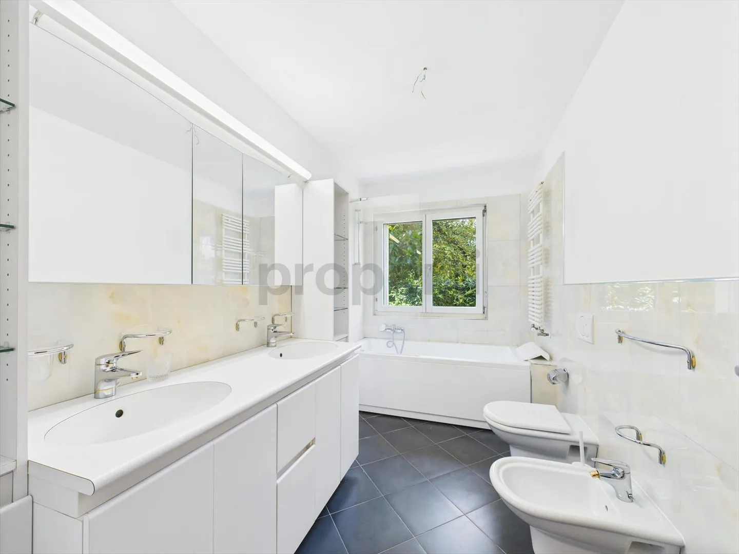 Helles 4,5-Zimmer-Apartment mit Garten in Morcote - Foto 9 von 13