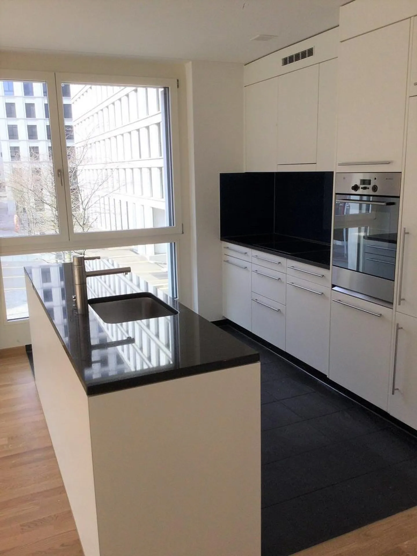 Modern 2.5-room apartment in a central location - Photo 4 of 12
