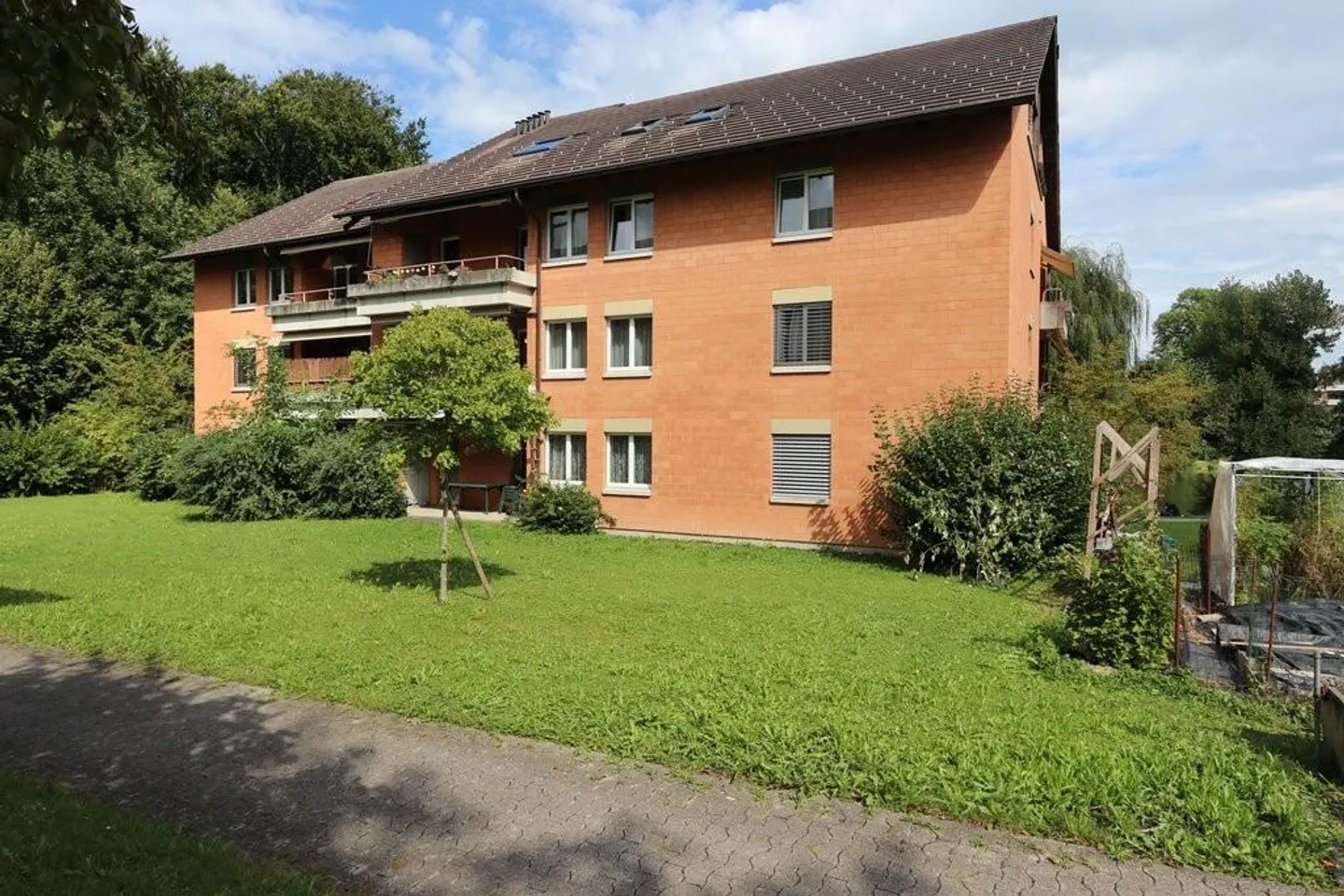 Appartement sous les combles de 2 pièces dans un endroit calme directement au bord de l'étang - Photo 1 sur 4